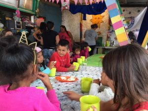 Crianças da ONG no México em que Alissa participou e suas vidas sendo impactadas